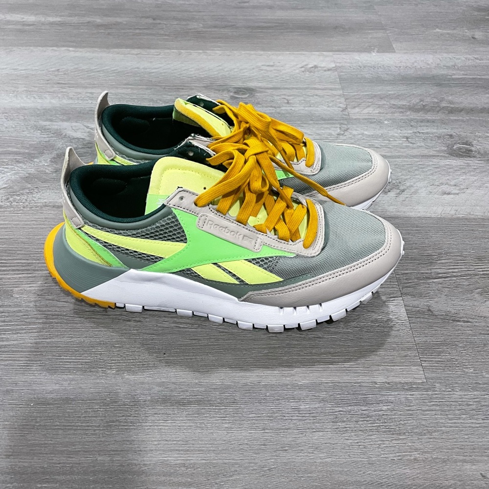 COPY - WORN ONCE in outdoor photo shoot. Reebok trainers in almost mint conditi…